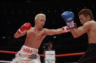 TOKUYAMA-KAWASHIMA-FIGHT.JPG - 11,379BYTES