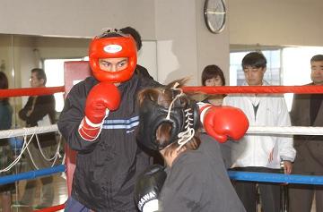 AGUIRRE IN SPAR 040105.JPG - 17,125BYTES